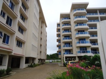 4 bedroom beach apartment to let