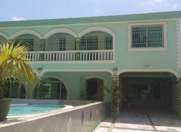 10 Bedroom Fully Furnished House with pool to Let -