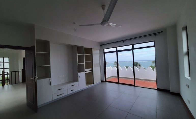 Cozy 2/3/4 Bedrooms Beach Property For Sale